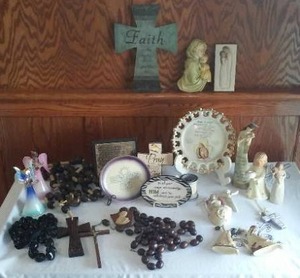 lot 329 image: Faith Based Decor.