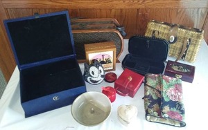 lot 336 image: Vintage Jewelry Boxes, Coin, And Purses.