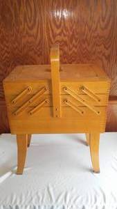 lot 341 image: Wood Accordion Sewing Organizer
