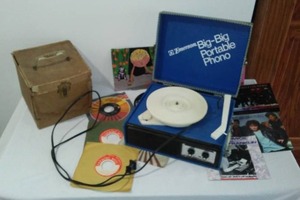 lot 364 image: Emerson Phonograph and 45 vinyl records.