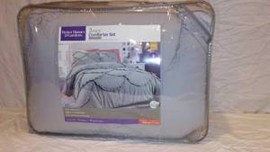 lot 961 image: New Better Homes And Gardens 3 Piece Comforter Set FullQueen.