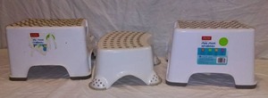 lot 962 image: Playtex Step Stools (3).