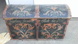 lot 396 image: Vintage Humpback Trunk.