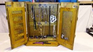 lot 975 image: Jewelry Box With Jewelry.