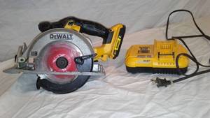 lot 998 image: Dewalt 20v Circular Saw With Battery And Charger.