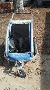 lot 586 image: Giant WalkJog Bike Stroller.