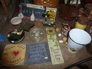 lot 250 image: Large Box of misc dcor - look at all pictures