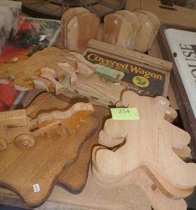 lot 254 image: Large group of wood items for painting and crafts, Birdhouse, shelves, towel hangers