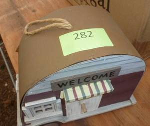 lot 282 image: Camper bird house