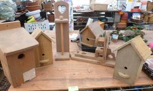 lot 291 image: 4 Bird houses, squirrel corn cob feeder, towel holder