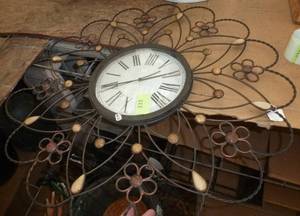 lot 333 image: Large clock about 28 inches