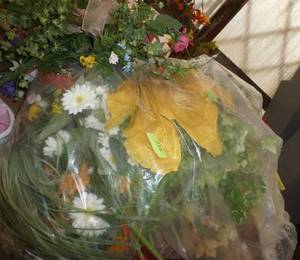 lot 338 image: Large garbage bag full of spring flowers and greenery