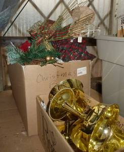 lot 346 image: Two boxes of christmas and a bag of greenery, one lights up