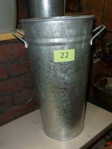 lot 22 image: Metal planter
