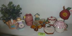 lot 99 image: candle holders and dcor