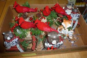 lot 138 image: Box of holiday dcor
