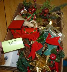 lot 149 image: Box full of christmas ornaments and dcor