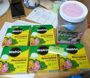 lot 194 image: 5 boxes of Miracle Gro houseplant food tablets and 1 jar of Color me pink