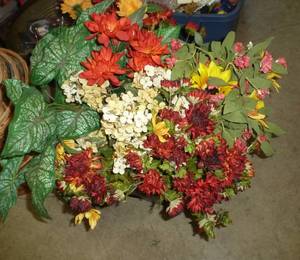 lot 204 image: 4 planter pots and a bunch of colorful silks