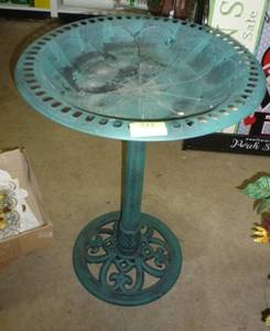 lot 221 image: Plastic bird bath