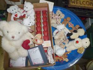 lot 228 image: Lot of valentines items