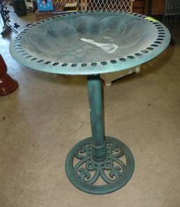 lot 249 image: Plastic bird bath