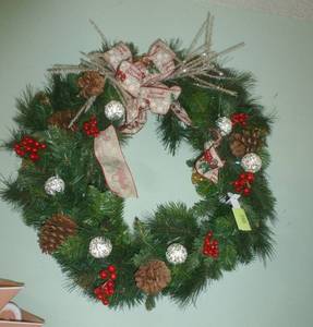lot 398 image: Large christmas wreath 28 inches