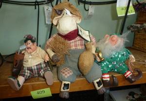 lot 409 image: 3 goofballs and a bunch of misc dcor