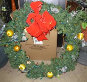 lot 476 image: Large 28 in wreath with 2 strings of LED lights