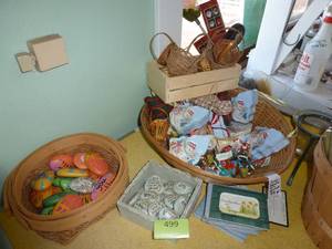 lot 499 image: Group of smalls, painted stones, mini baskets, mini ornaments etc