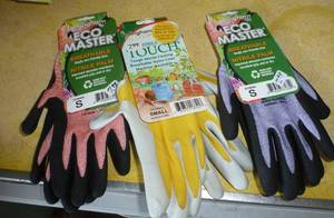 lot 500 image: 3 pair of Small garden gloves and a 2 gallon watering can