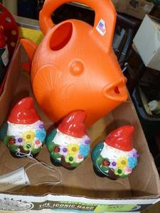 lot 507 image: Fish plant waterer and 3 light up elves