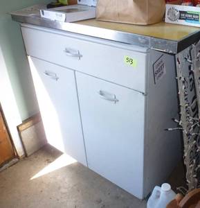 lot 513 image: Metal counter, with contents of chemicals,  top is just sitting on there