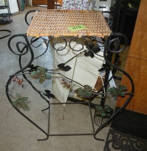 lot 518 image: Plant stand, wreath and tree top bows