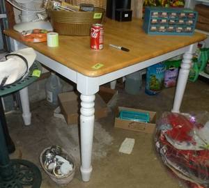 lot 529 image: Wood table, no contents
