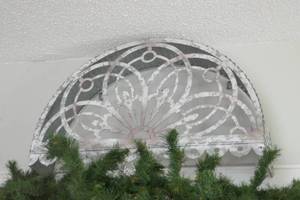 lot 543 image: Neat vintage looking ornate decorative piece