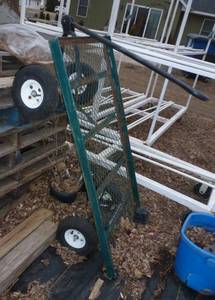 lot 565 image: Mesh garden wagon with nice sized platform