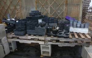lot 566 image: Large group of plastic starter pots and flats