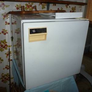 lot 576 image: Small dorm refrigerator - works