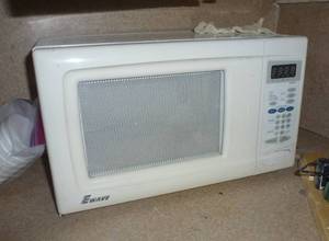lot 577 image: Small microwave - works