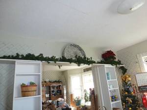 lot 581 image: Single strand 18 foot garland and another about 10 ft Plus a Poinsetta in a planter
