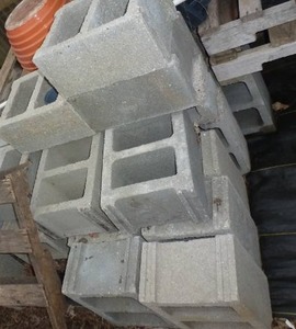 lot 592 image: 58 Cement block
