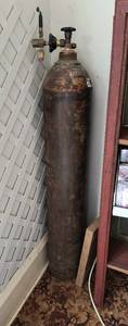lot 601 image: Large helium tank (empty)