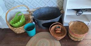 lot 619 image: Group of baskets and metal planter