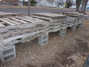 lot 571 image: 40 concrete block under pallets