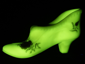 lot 25I image: 1986 FENTON Burmese Satin Love Bouquet Glass Slipper -Inspired by Mary Walrath