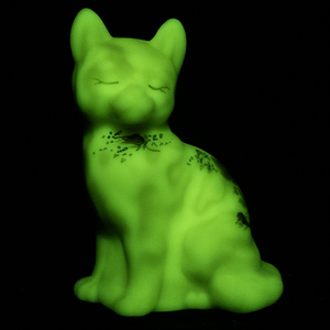 lot 25K image: 1996 FENTON Burmese Satin Love Bouquet Cat Figurine -Inspired by Mary Walrath (Exclusive 67150)