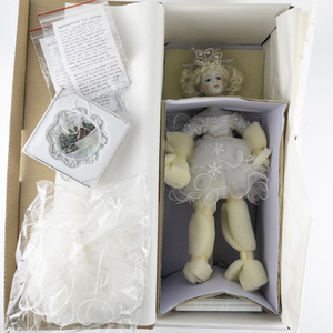 lot 10 image: Marie Osmond Fine Porcelain Christmas Collector Doll Limited Edition 205411,000 in Original Packaging