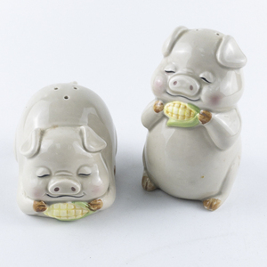 lot 60 image: LEFTON Vintage Pigs with Corn on the Cob Salt & Pepper Shakers