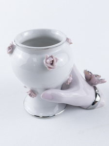 lot 61 image: 1950s Ucagco Porcelain Hand Wrapped Holding VasePlanter